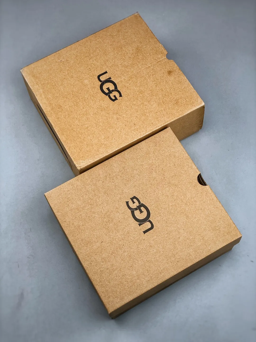 Local self-pickup 💰520 supports store placement. The top version on the market. UGG Mini thin-soled black short tube 1.5cm popular style. Produced by a major foreign trade factory in Guangzhou. Real sheep fur from toe to insole. Independent outer box packaging. Chip. Waterproof process. Different from any version on the market. 3cm thick sole, independently developed outsole, cashmere insole, keeping warm in winter, suitable for home use. In the new year, uug has launched a style series, which is partially geared towards the preferences of young consumers. It has also moved to the forefront of fashion trends. Shoe body material, water-repellent coated suede upper, 17mm UGGPURE™ implanted wool insole, lightweight non-slip and comfortable rubber outsole, with brand LOGO, and full packaging. Size: 35-44